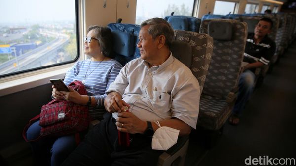 Warga Ramai-ramai Naik Kereta Cepat Whoosh Gratis