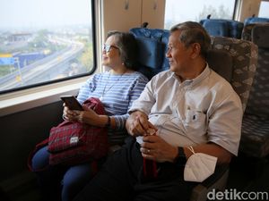 Warga Ramai-ramai Naik Kereta Cepat Whoosh Gratis