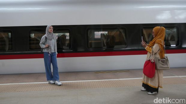 Warga menaiki kereta cepat Jakarta-Bandung dari Stasiun Halim, Jakarta, Kamis (5/10/2023).