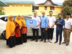 Irvan Herman Serahkan Mobil Bantuan Ketum PAN untuk Aisyiyah Pekanbaru