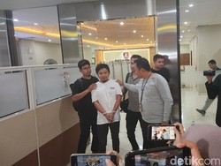 Zul Zivilia Keluar dari Bareskrim dengan Tangan Terikat Usai 9 Jam Diperiksa