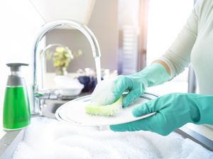 Sabun Cuci Piring Habis? Tenang, Coba Gunakan 4 Bahan Alami Ini! Sabun Cuci Piring Habis? Tenang, Coba Gunakan 4 Bahan Alami Ini!