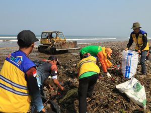 Baru Dibersihkan Pandawara dan Warga, Pantai Loji Dipenuhi Sampah Lagi Baru Dibersihkan Pandawara dan Warga, Pantai Loji Dipenuhi Sampah Lagi