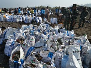Aksi Bersih-bersih Pantai Terkotor Nomor 4 di Indonesia