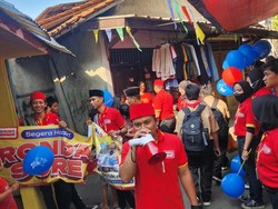 HUT Ke-24 Alfamart, Karyawan Keliling Pakai Kostum & Bagikan Hadiah