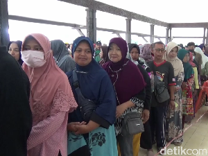 Warga Lumajang Rela Antre Berjam-jam demi Beras dan Gula Murah