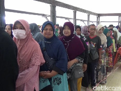 Warga Lumajang Rela Antre Berjam-jam demi Beras dan Gula Murah