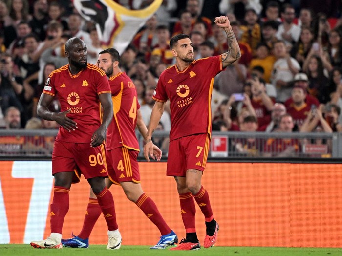 Soccer Football - Europa League - Group G - AS Roma v Servette - Stadio Olimpico, Rome, Italy - October 5, 2023
AS Roma's Romelu Lukaku celebrates scoring their first goal with teammates REUTERS/Alberto Lingria
