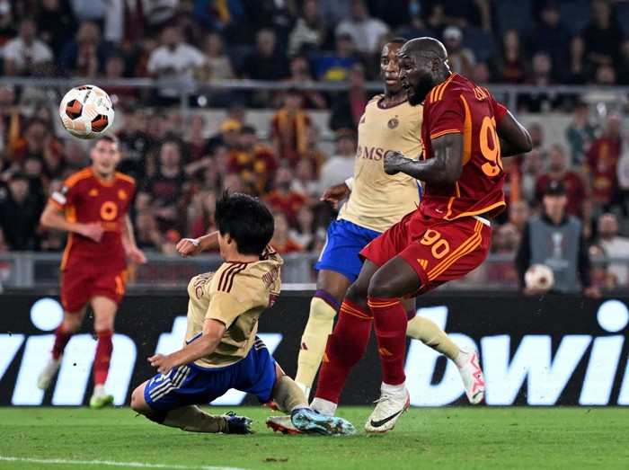 Soccer Football - Europa League - Group G - AS Roma v Servette - Stadio Olimpico, Rome, Italy - October 5, 2023
AS Roma's Romelu Lukaku celebrates scoring their first goal with teammates REUTERS/Alberto Lingria