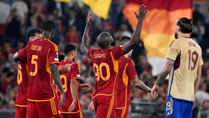 AS Roma Cukur Servette 4-0 Soccer Football - Europa League - Group G - AS Roma v Servette - Stadio Olimpico, Rome, Italy - October 5, 2023
AS Roma's Romelu Lukaku celebrates scoring their first goal with teammates REUTERS/Alberto Lingria