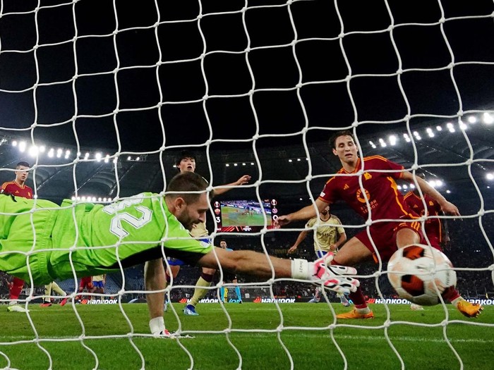 Soccer Football - Europa League - Group G - AS Roma v Servette - Stadio Olimpico, Rome, Italy - October 5, 2023
AS Roma's Romelu Lukaku celebrates scoring their first goal with teammates REUTERS/Alberto Lingria