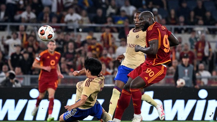 Soccer Football - Europa League - Group G - AS Roma v Servette - Stadio Olimpico, Rome, Italy - October 5, 2023 AS Romas Romelu Lukaku scores their first goal REUTERS/Alberto Lingria