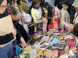 Suka Duka Jastipers Buku, dari Rebutan Barang hingga Dicibir Netizen