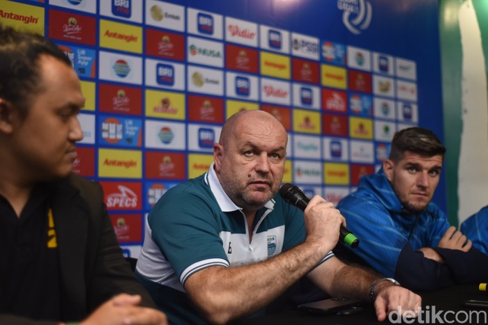 Bojan Hodak (tengah) dan Nick Kuipers (kanan)