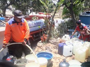 BPBD Jatim Suplai Air Bersih Kurangi Dampak Kekeringan di Situbondo BPBD Jatim Suplai Air Bersih Kurangi Dampak Kekeringan di Situbondo