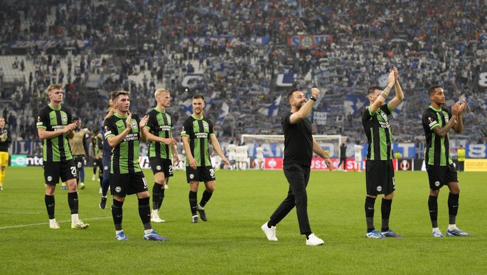 Brighton players and they coach Brightons Roberto De Zerbi celebrate at the end of the Europa League Group B soccer match between Olympique de Marseille and Brighton at the Orange Stadium, in Marseille, Italy, Thursday, Oct. 5, 2023. (AP Photo/Daniel Cole)