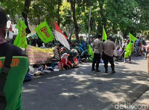 Ada Demo Buruh Tutup Jalan di PN Surabaya, Lalin Macet hingga Dialihkan