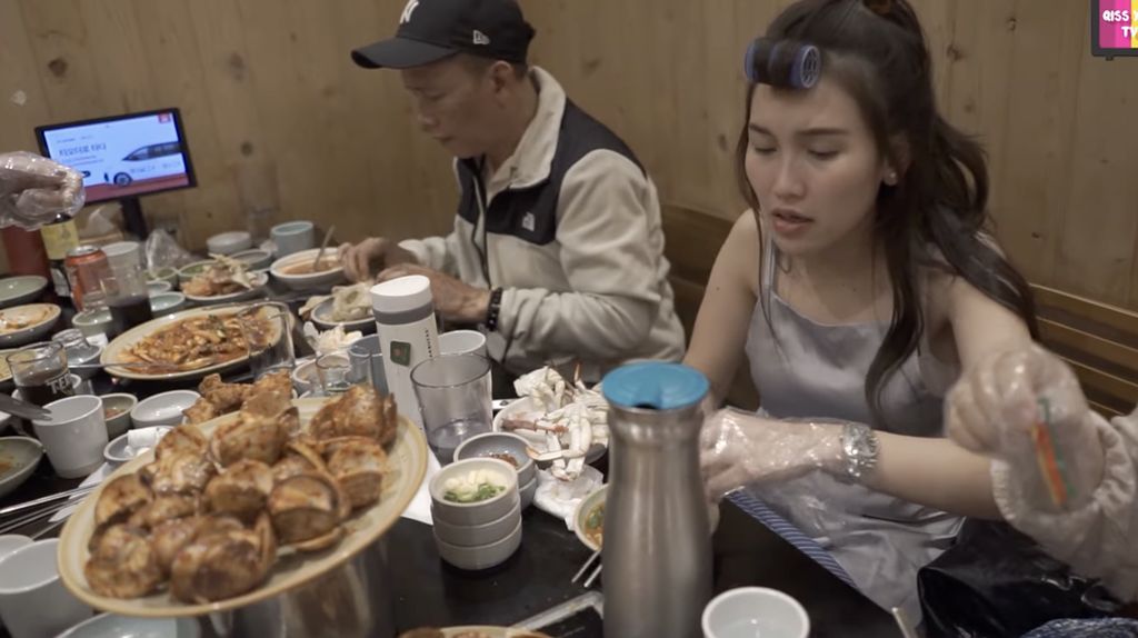 Di Korea, Ayu Ting Ting Piknik Bareng Nikita Mirzani hingga ke Pasar Seafood