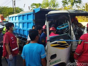 Truk Dump Tabrak Pohon di Jonggrangan Klaten, Sopir Sempat Terjepit
