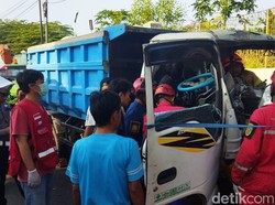 Truk Dump Tabrak Pohon di Jonggrangan Klaten, Sopir Sempat Terjepit