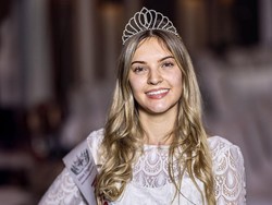 Ratu Kecantikan Lepas Mahkota Kemenangan Demi Jadi Pengiring Pengantin