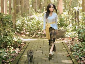 Gaya Menawan Fuji Pemotretan Pakai Kebaya Bali, Ternyata Harganya Rp 58 Ribu