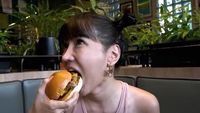 Gaya Makan Lucinta Luna yang Nyeleneh Sampai Makan Cantik