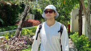 7 Gaya Son Sukku Liburan di Bali, Aktor Korea Melokal Pakai Kaos Kutang
