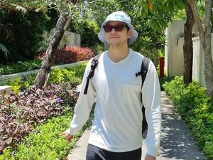 7 Gaya Son Sukku Liburan di Bali, Aktor Korea Melokal Pakai Kaos Kutang