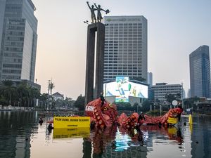 Sempat Diamankan Polisi, Aktivis Greenpeace Bawa Gurita ke Kolam HI Dipulangkan Sempat Diamankan Polisi, Aktivis Greenpeace Bawa Gurita ke Kolam HI Dipulangkan