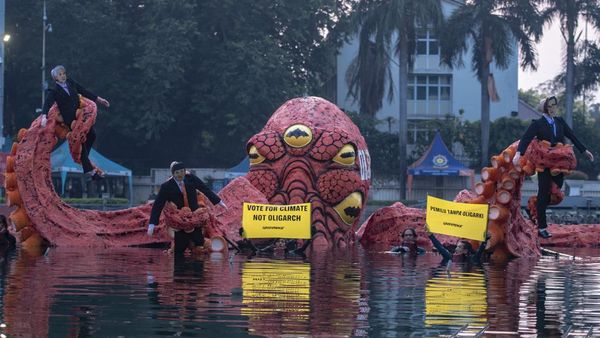 Hiii! Ada Boneka Gurita Raksasa di Kolam Bundaran HI