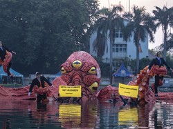 Polisi Amankan Gurita yang Dibawa Aktivis Greenpeace ke Kolam HI