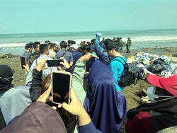 Pandawara Beraksi di Pantai Loji, Banyak Warga Asyik Berburu Selfie