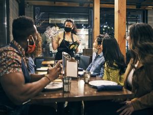 Bolehkah Muslim Hangout di Kafe yang Menjual Alkohol? Ini Penjelasan MUI