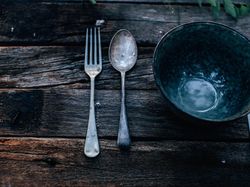 Menggunakan Alat Makan Haram, Apakah Makanan Ikut Jadi Haram?