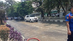 Jalan Dr Mansyur Penuh Tanah Usai Pembangunan Kolam Retensi, Bobby Geram