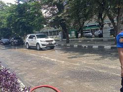 Jalan Dr Mansyur Penuh Tanah Usai Pembangunan Kolam Retensi, Bobby Geram