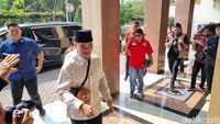 Potret Kaesang Pakai Tas Boneka Saat ke Kantor PP Muhammadiyah Jogja