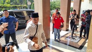 Potret Kaesang Pakai Tas Boneka Saat ke Kantor PP Muhammadiyah Jogja
