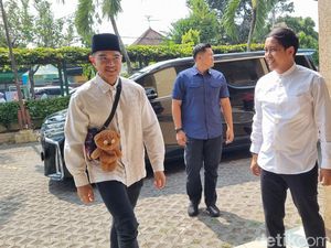 Kaesang Bawa Tas Boneka Beruang Saat Temui Ketum PP Muhammadiyah