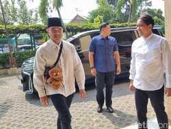 Kaesang Bawa Tas Boneka Beruang Saat Temui Ketum PP Muhammadiyah