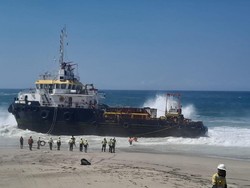 Rantai Jangkar Putus, Kapal Pemasang Pipa Tailing Terdampar di Pantai Swiss