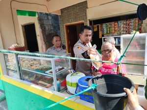 Jumat Curhat, Kapolsek Mampang Pasang Spanduk Waspada Curanmor di Warung Kerek Jumat Curhat, Kapolsek Mampang Pasang Spanduk Waspada Curanmor di Warung Kerek