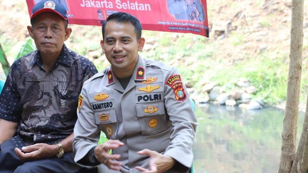 Kapolsek Mampang Kompol David Y Kanitero laksanakan Jumat Curhat di Warung Kerek (Dok. Istimewa)