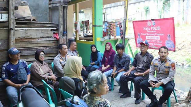 Kapolsek Mampang Kompol David Y Kanitero laksanakan Jumat Curhat di Warung Kerek (Dok. Istimewa)