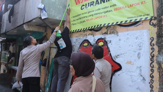 Kapolsek Mampang Kompol David Y Kanitero laksanakan Jumat Curhat di Warung Kerek (Dok. Istimewa)