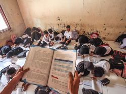 Kasihan, Siswa SD di Rumpin Bogor Belajar di Lantai
