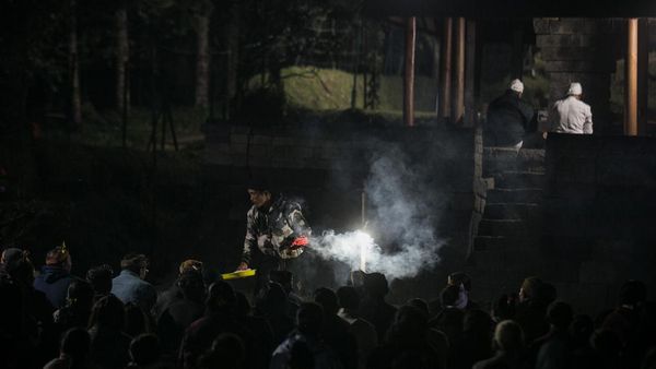 Warga Doa Bersama agar Kebakaran Gunung Lawu Padam