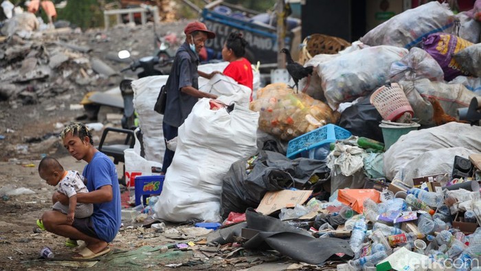 Mengais Asa di Kampung Pemulung Menteng Atas Jakarta tak cuma soal keberadaan gedung tinggi di jalan protokol. Di balik kemegahannya, masih ada permukiman yang sebagian besar dihuni pemulung.