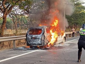 Mobil Barang Bukti Terbakar di Tol Saat Diderek ke Polrestabes Surabaya Mobil Barang Bukti Terbakar di Tol Saat Diderek ke Polrestabes Surabaya